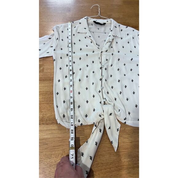 Knot Sisters Women's Cactus Print Button Down Revolve Top Cream Black Size XS - Picture 12 of 12